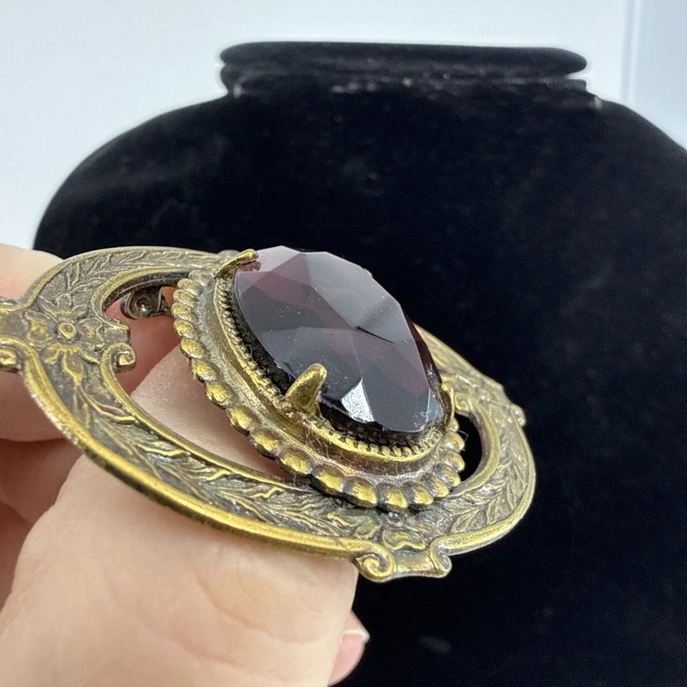 Antique 1920s Victorian Revival Brooch Purple Molded Glass Gilt‎ Brass 2